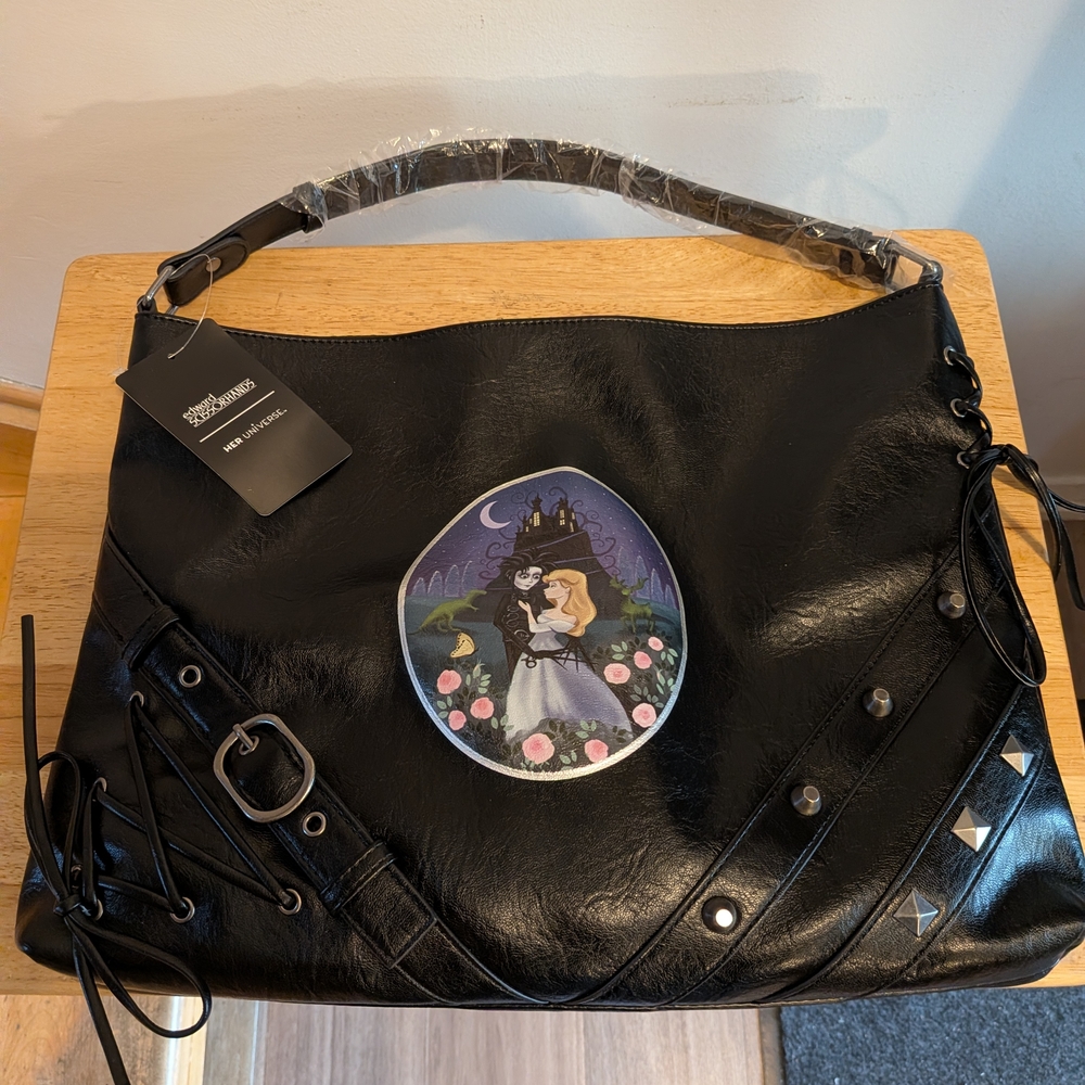 Elegant Black Shoulder Bag with Graphic Design